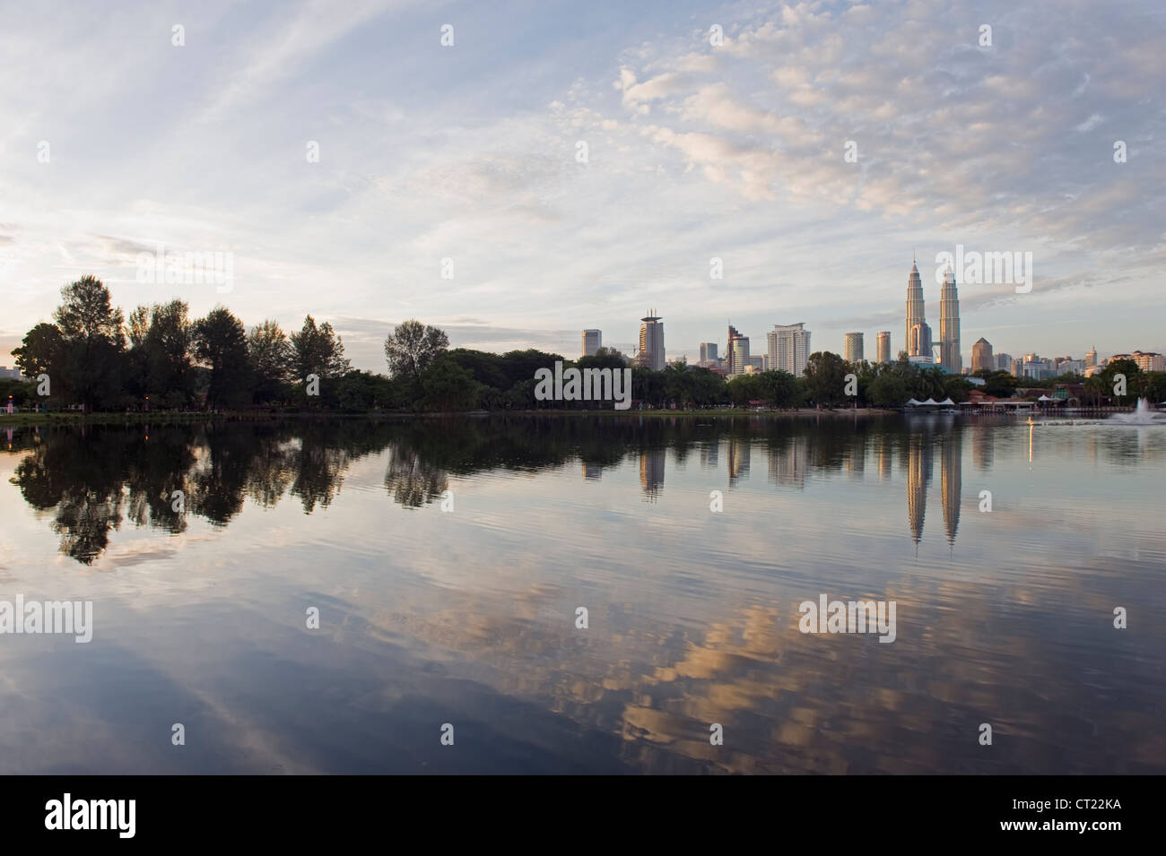 Les Tours Petronas, le lac Titiwangsa, Kuala Lumpur, Malaisie, Asie du Sud Est Banque D'Images
