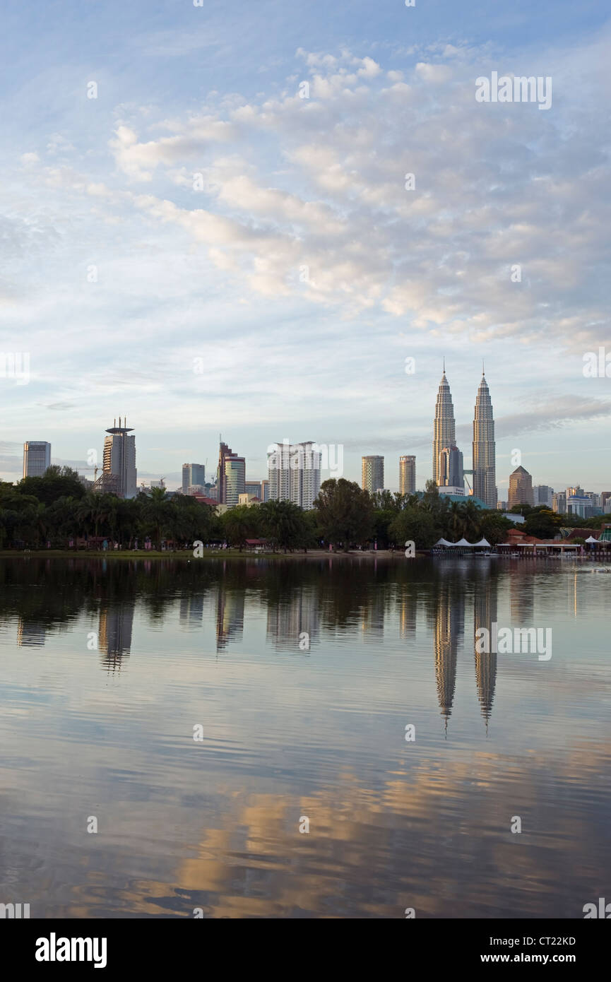Les Tours Petronas, le lac Titiwangsa, Kuala Lumpur, Malaisie, Asie du Sud Est Banque D'Images