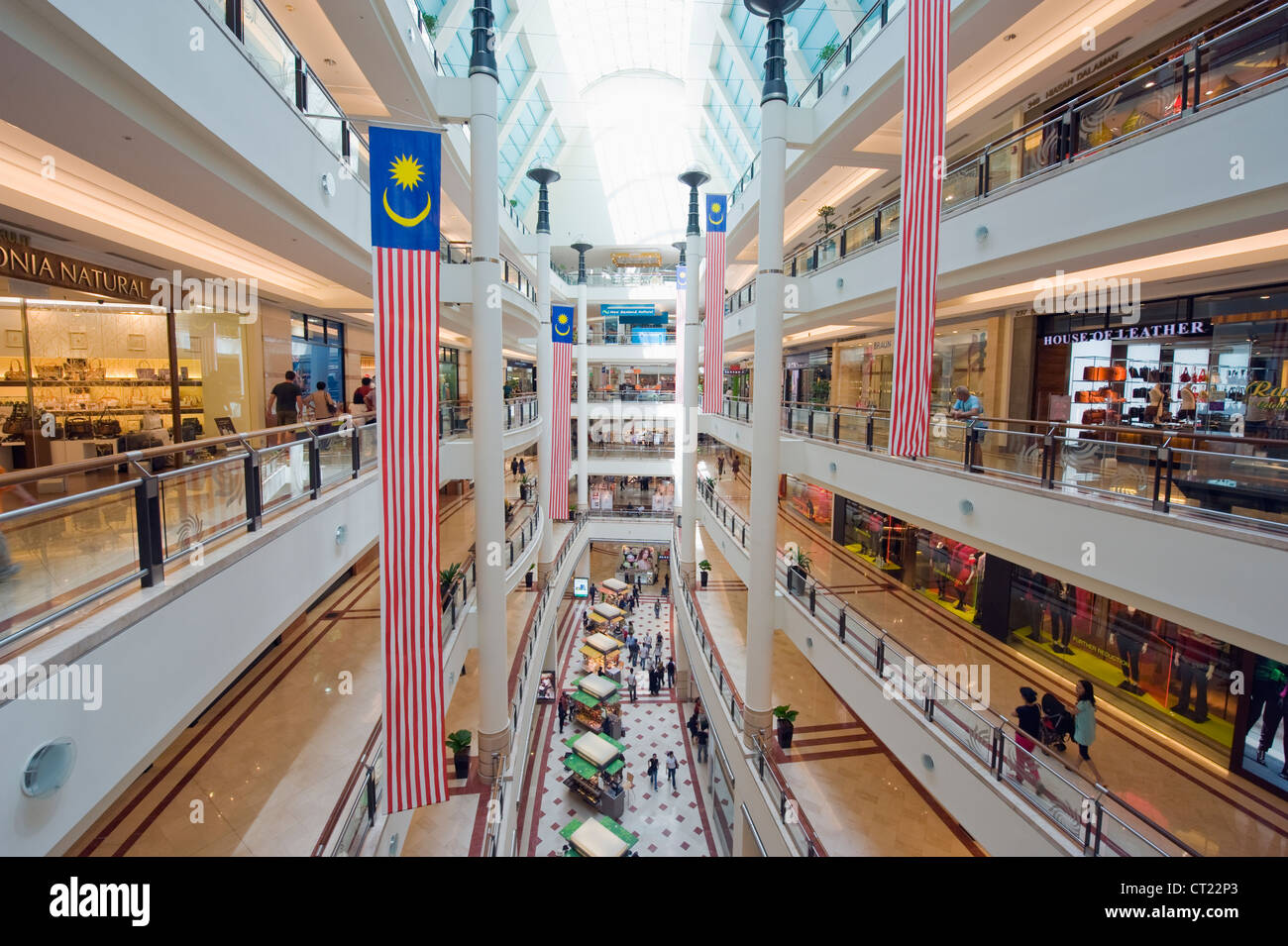 L'intérieur du centre commercial Suria KLCC Petronas Towers, Kuala Lumpur, Malaisie, Asie du Sud Est Banque D'Images