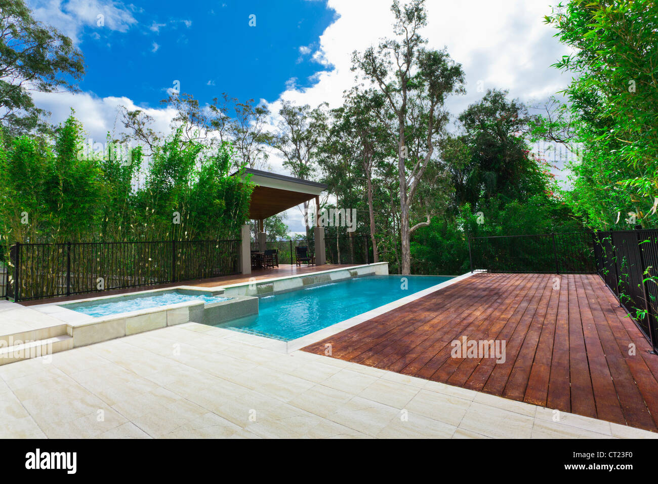 Jardin moderne avec piscine et zone de divertissement dans l'élégant quartier de Australian home Banque D'Images