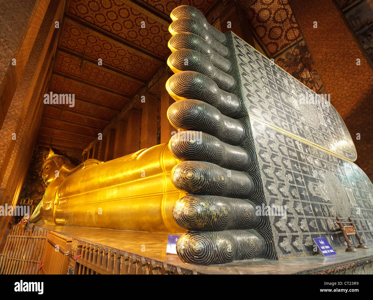 Grand Bouddha couché d'or au temple de Wat Pho à Bangkok, Thaïlande Photo  Stock - Alamy
