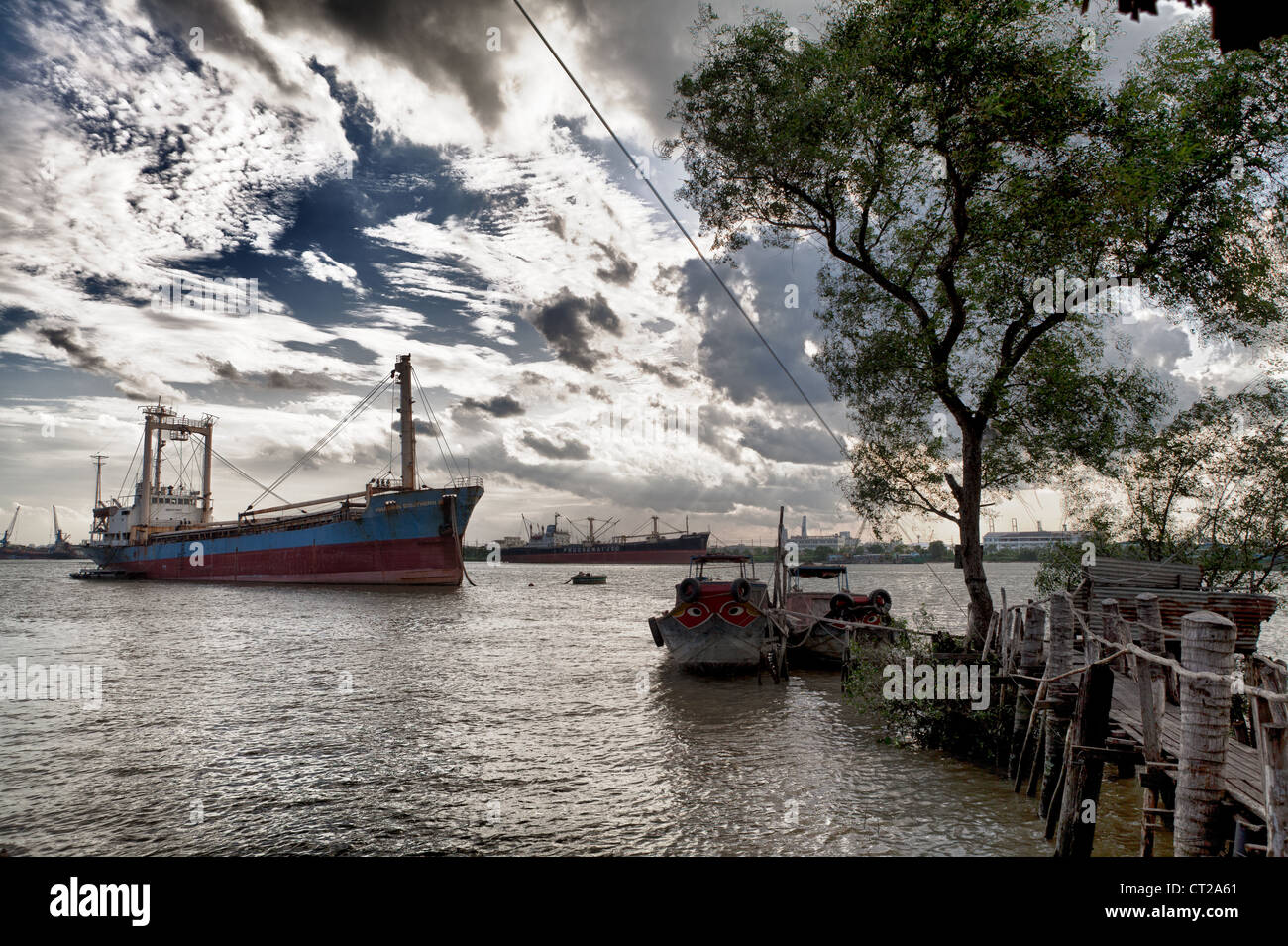 Bateaux sur la rivière Saigon, à vendre Banque D'Images