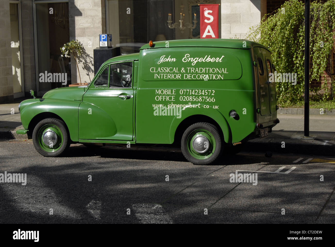 Livraison vert Van dans une rue de Londres Banque D'Images