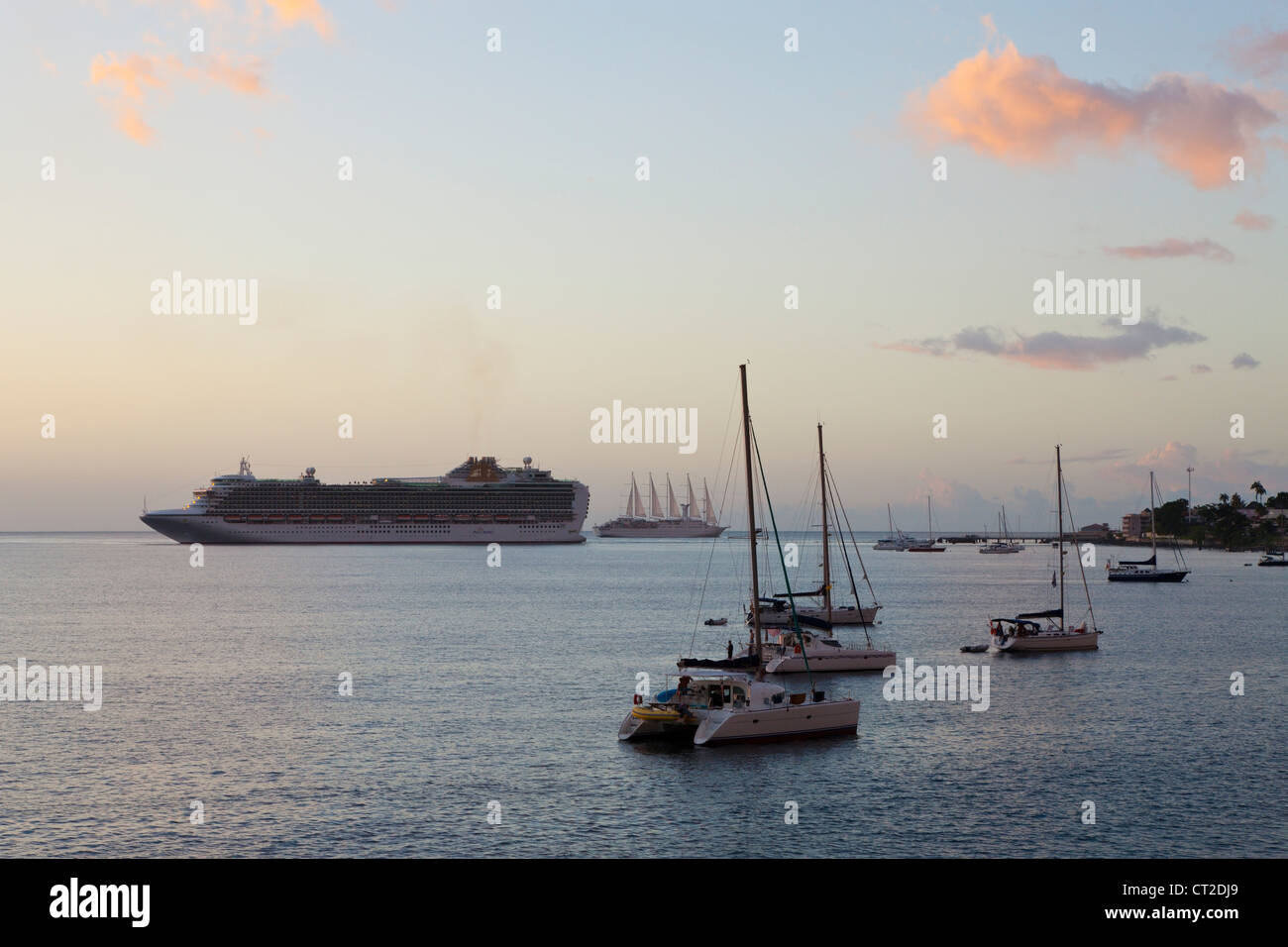 Bateaux dans le port de Roseau, la mer des Caraïbes, la Dominique Banque D'Images