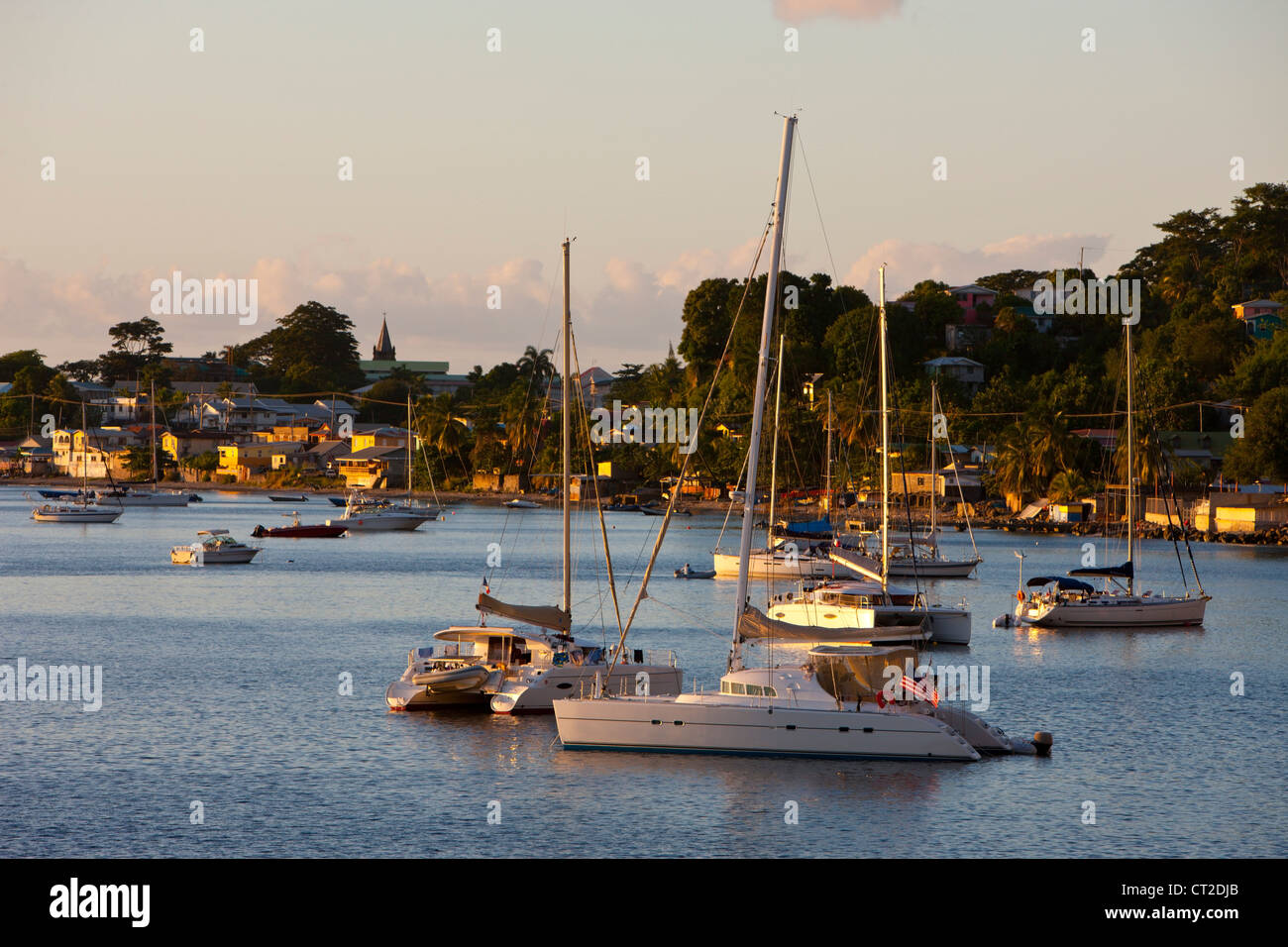 Bateaux dans le port de Roseau, la mer des Caraïbes, la Dominique Banque D'Images