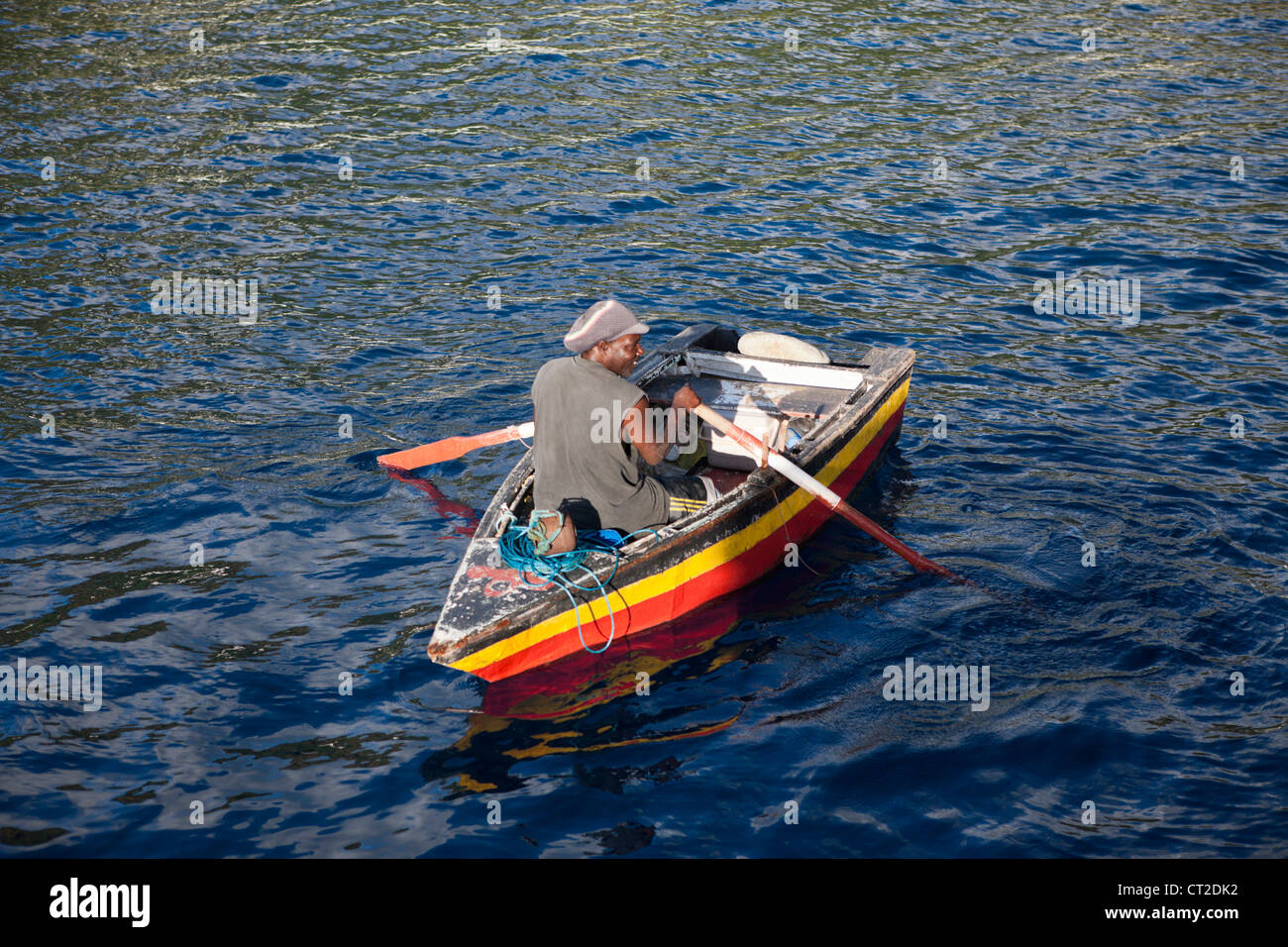 Pêcheur en bateau, mer des Caraïbes, la Dominique Banque D'Images