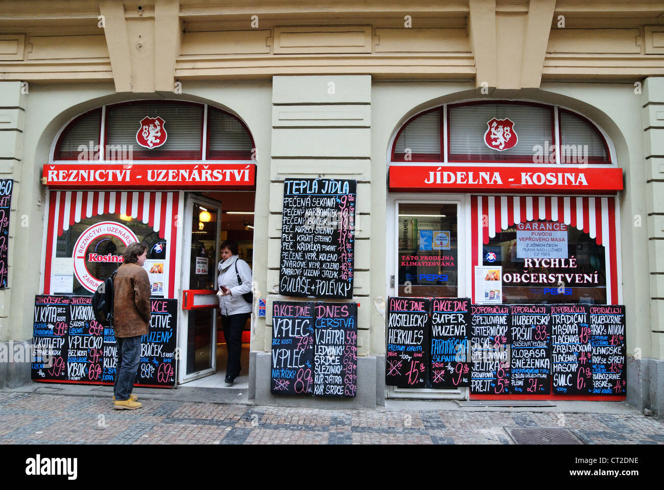 Affichage à l'extérieur de la viande restaurant et boutique à Prague, République tchèque - Mars 2011 Banque D'Images