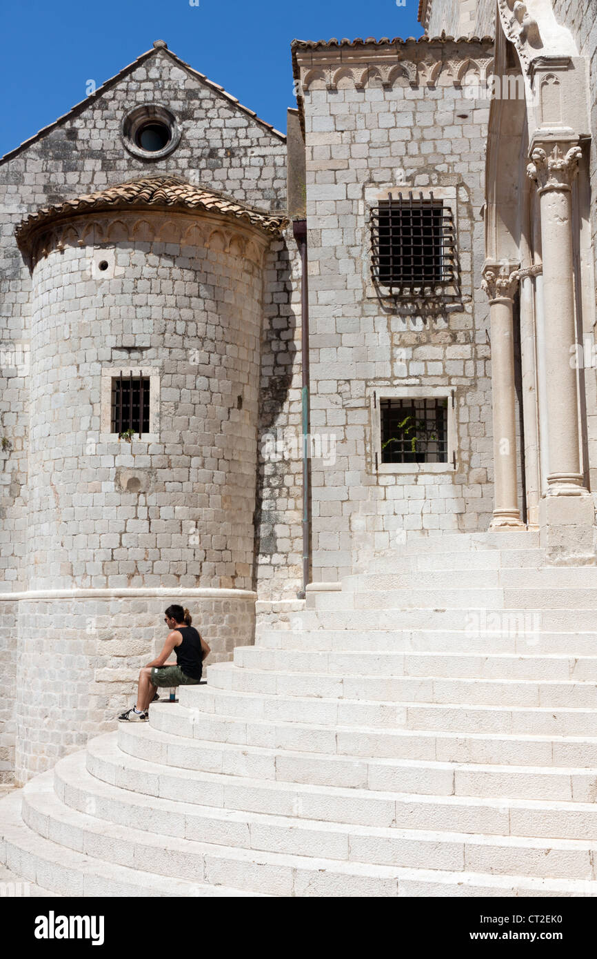 Couple des murs de la vieille ville de Dubrovnik et ses remparts Banque D'Images