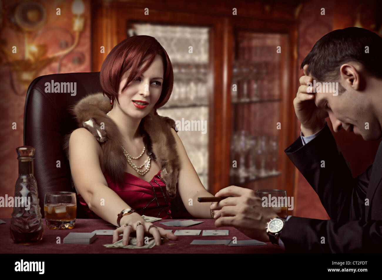 La vie de luxe. Les joueurs de poker - femme riche gagnant Banque D'Images