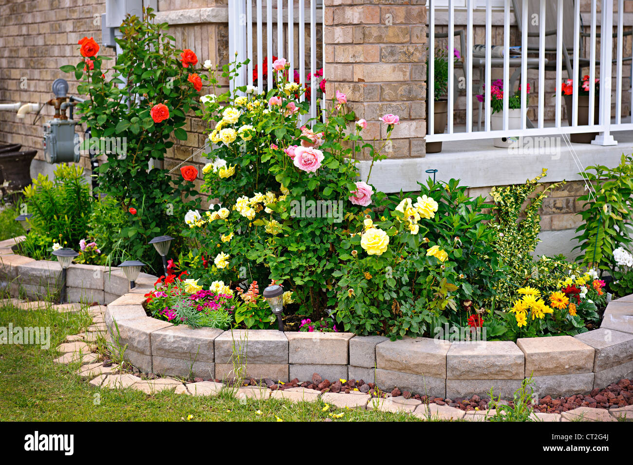 La pierre naturelle dans l'aménagement paysager accueil jardin rose Banque D'Images