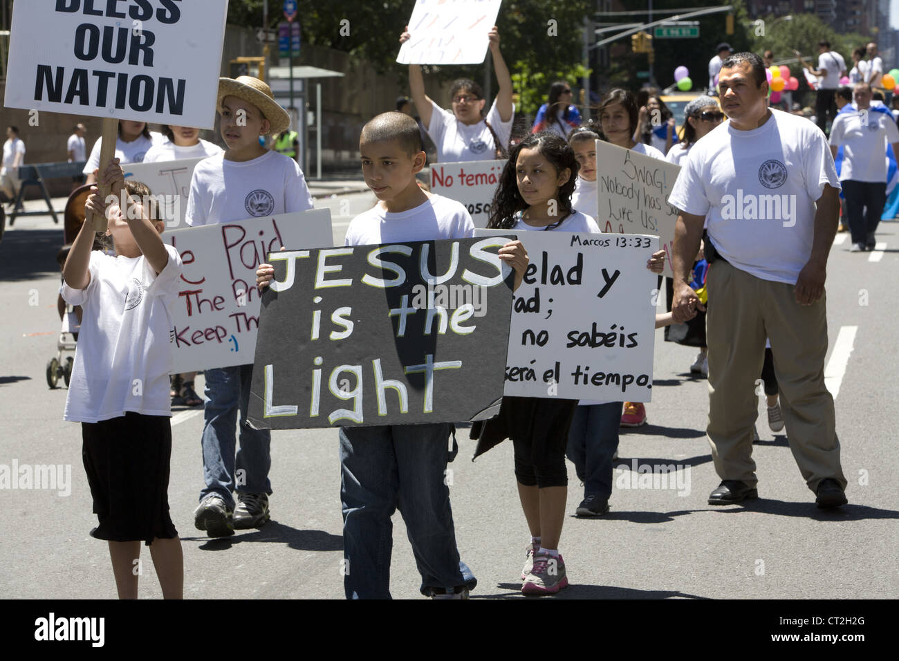 Les participants à la parade annuelle de l'enfant évangélique sur la 3e Avenue. en espagnol Harlem, New York. Banque D'Images