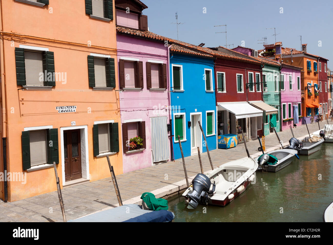 Maisons peintes de couleurs vives sur Burano - Venise Italie Banque D'Images