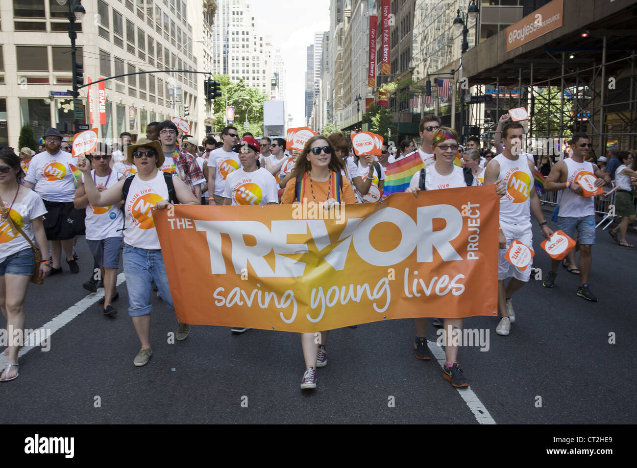 Trevor Project est la principale organisation nationale fournissant l'intervention de crise et la prévention du suicide pour la communauté LGBT. Gay Pride Parade, 5e Avenue, Manhattan, New York. Banque D'Images