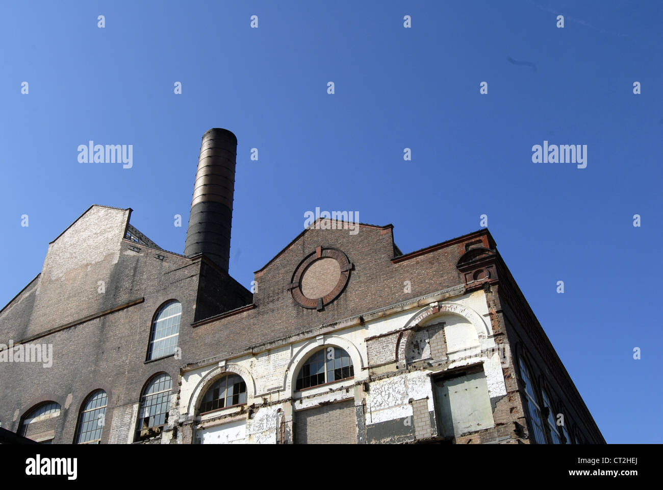 Ancienne usine avec cheminée Banque D'Images
