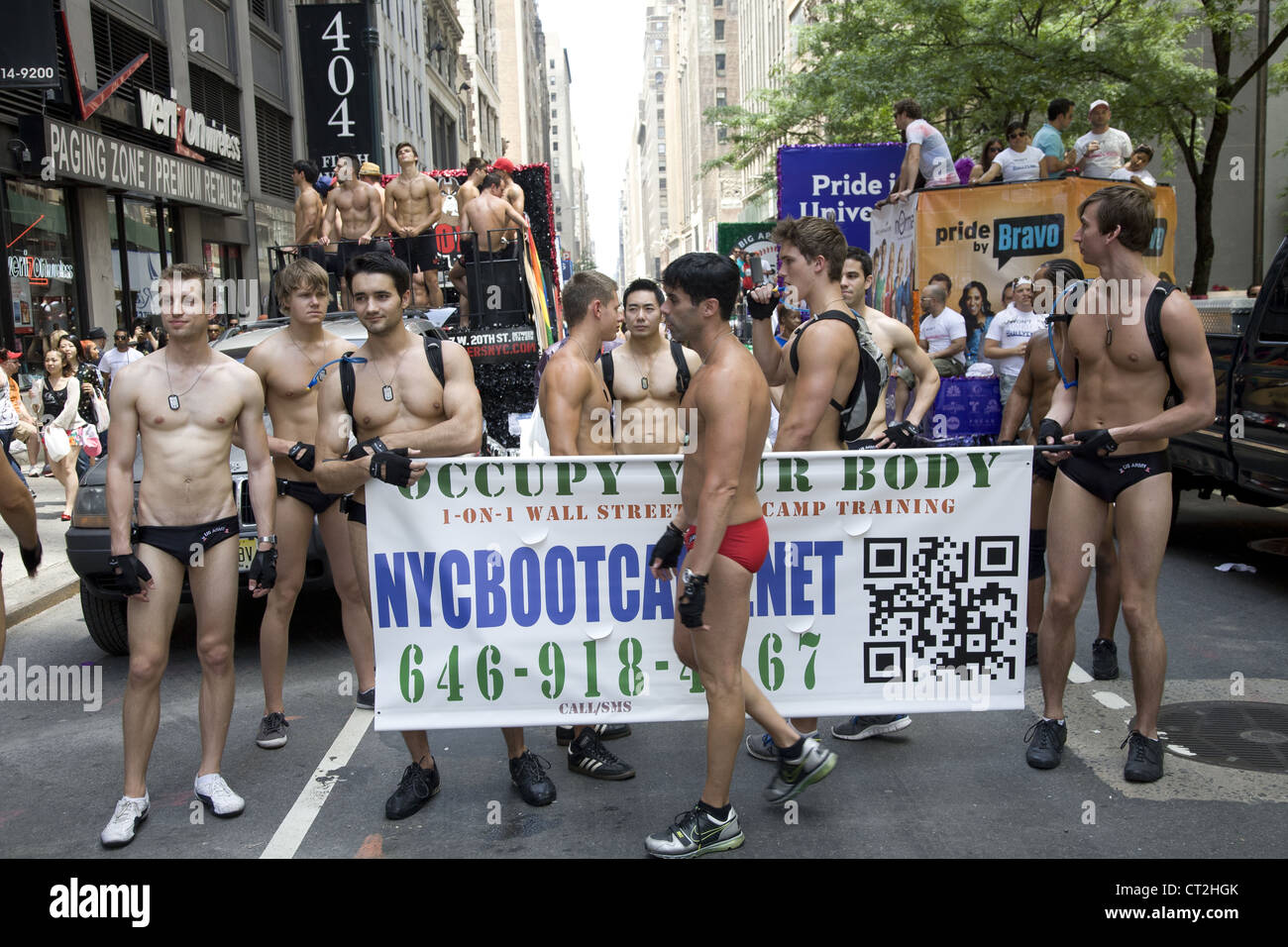 Les hommes de la publicité pour NYC un Boot Camp training & fitness gym à Paris à la Gay Pride Parade Banque D'Images