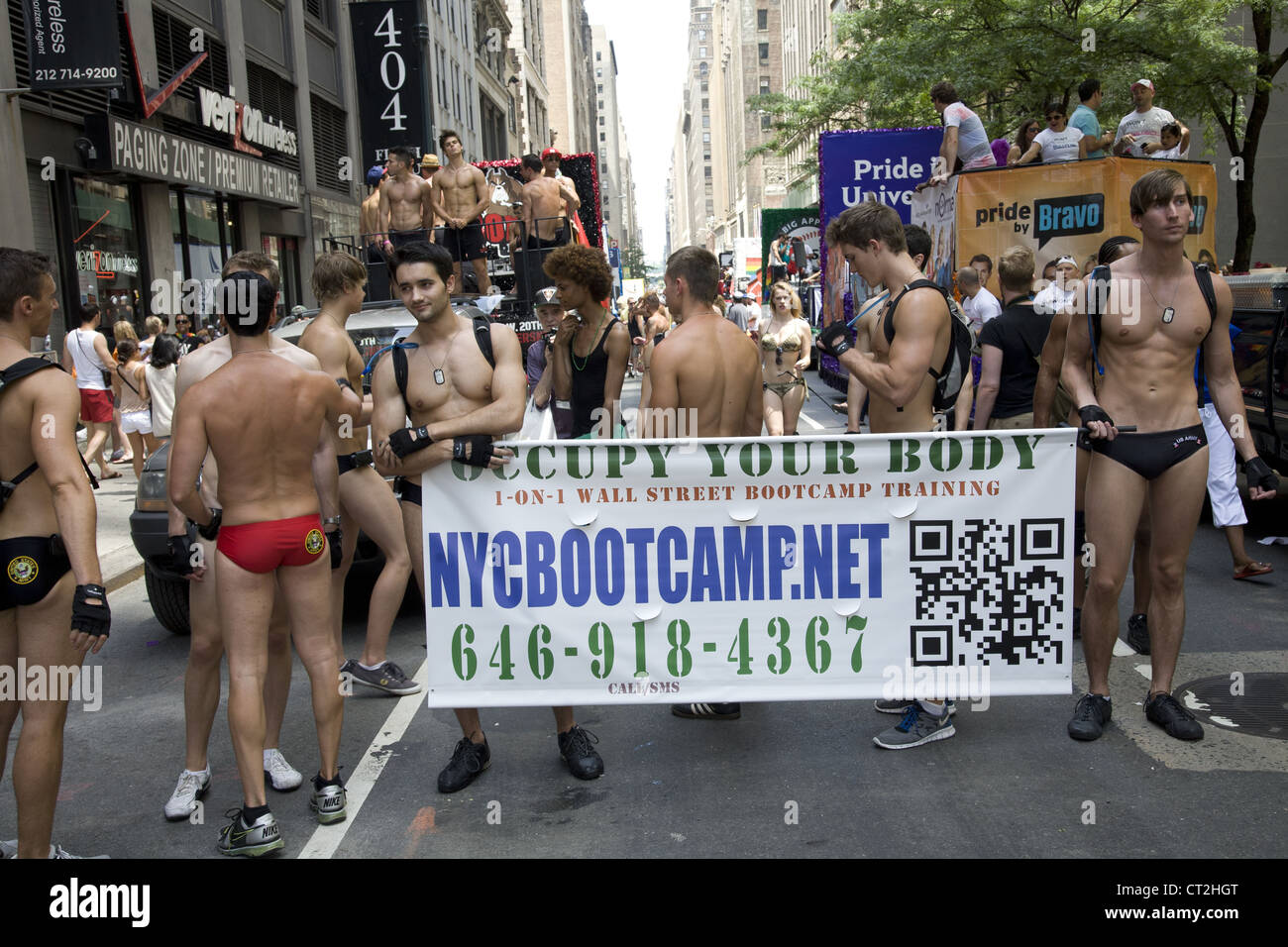 Les hommes de la publicité pour NYC un Boot Camp training & fitness gym à Paris à la Gay Pride Parade Banque D'Images