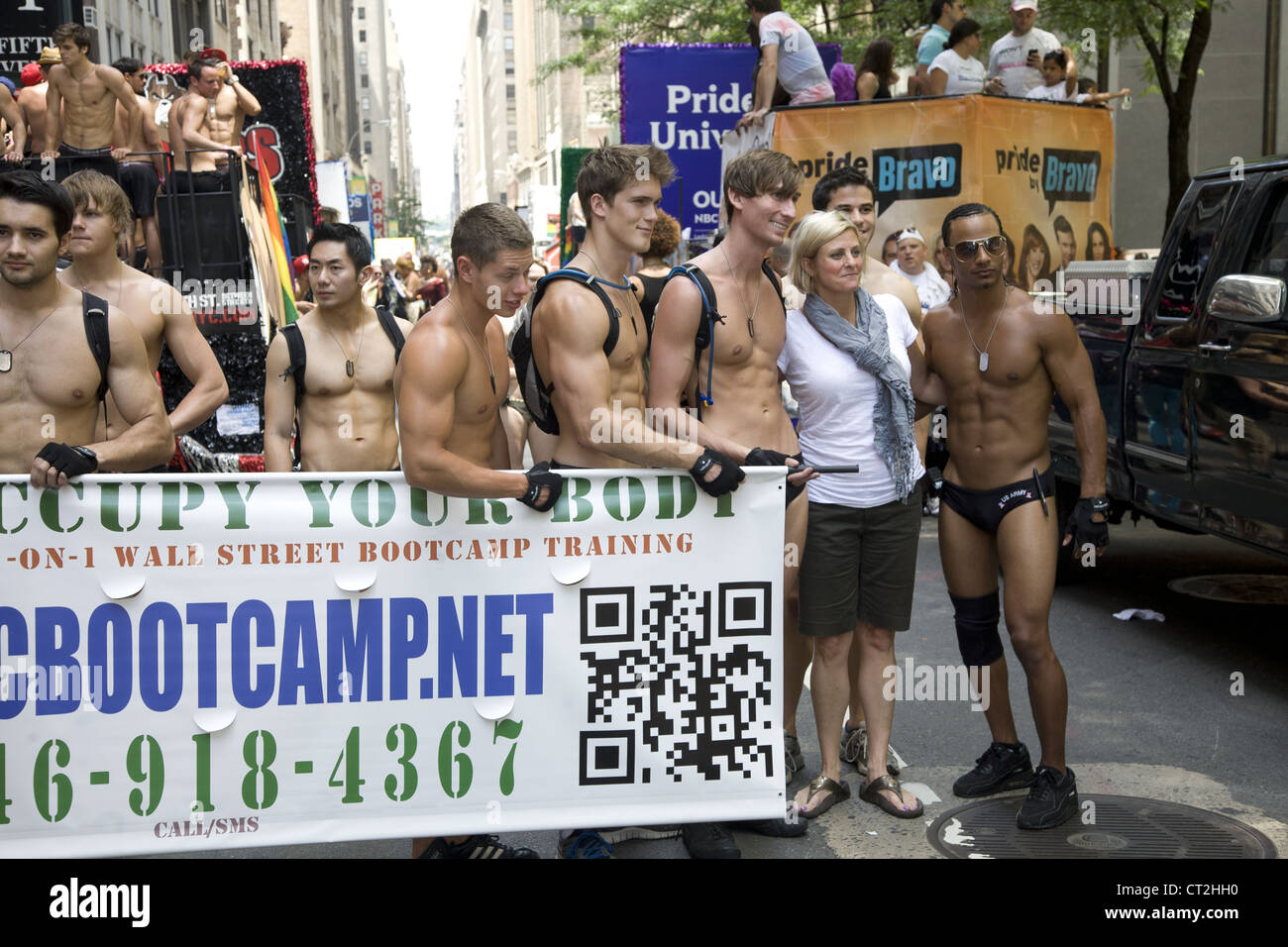 Les hommes de la publicité pour NYC un Boot Camp training & fitness gym à Paris à la Gay Pride Parade Banque D'Images