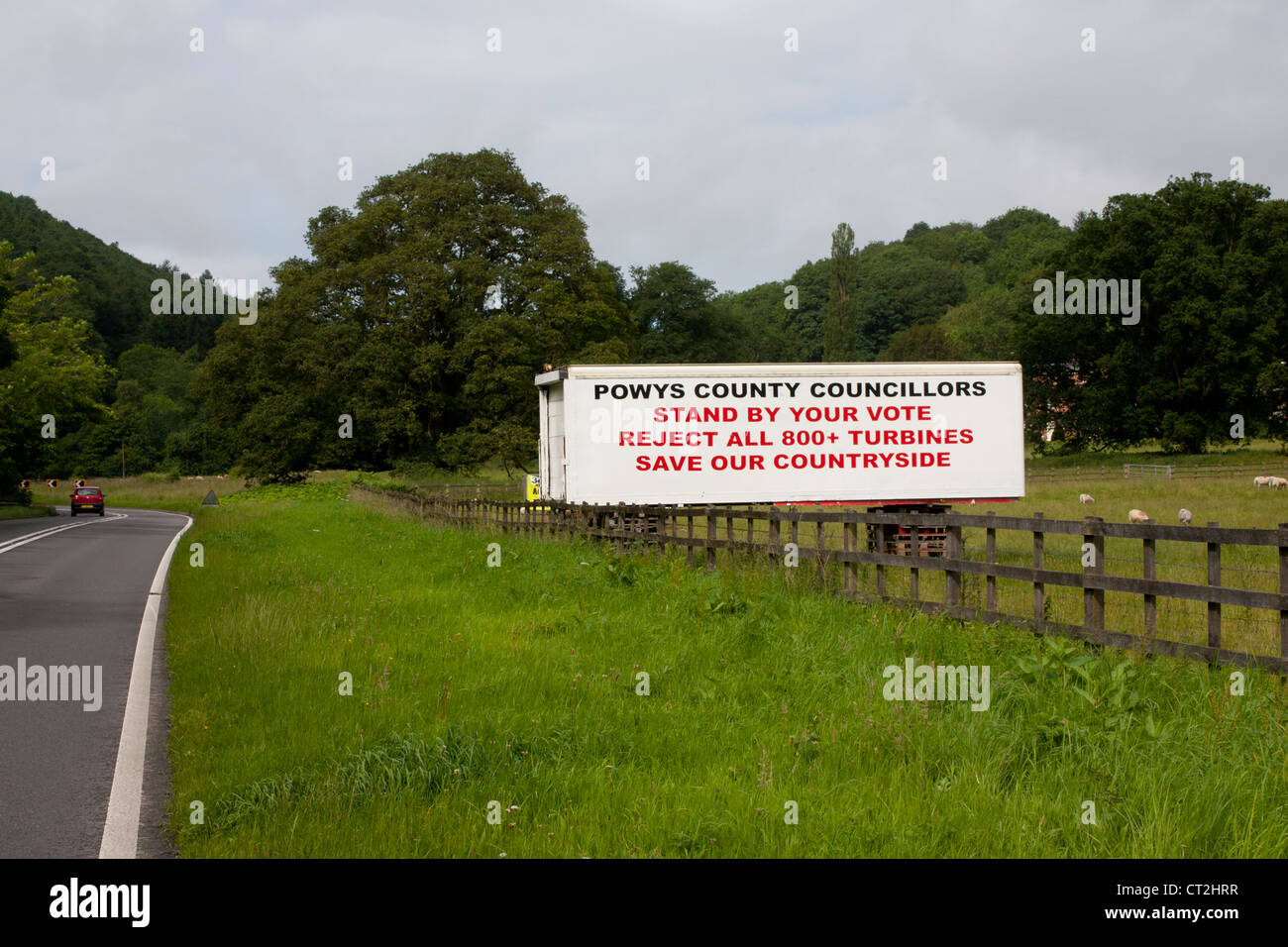 L'affiche en champ en route pour protester contre la propagation des fermes éoliennes en Powys près de Garthmyl Powys Pays de Galles UK Banque D'Images