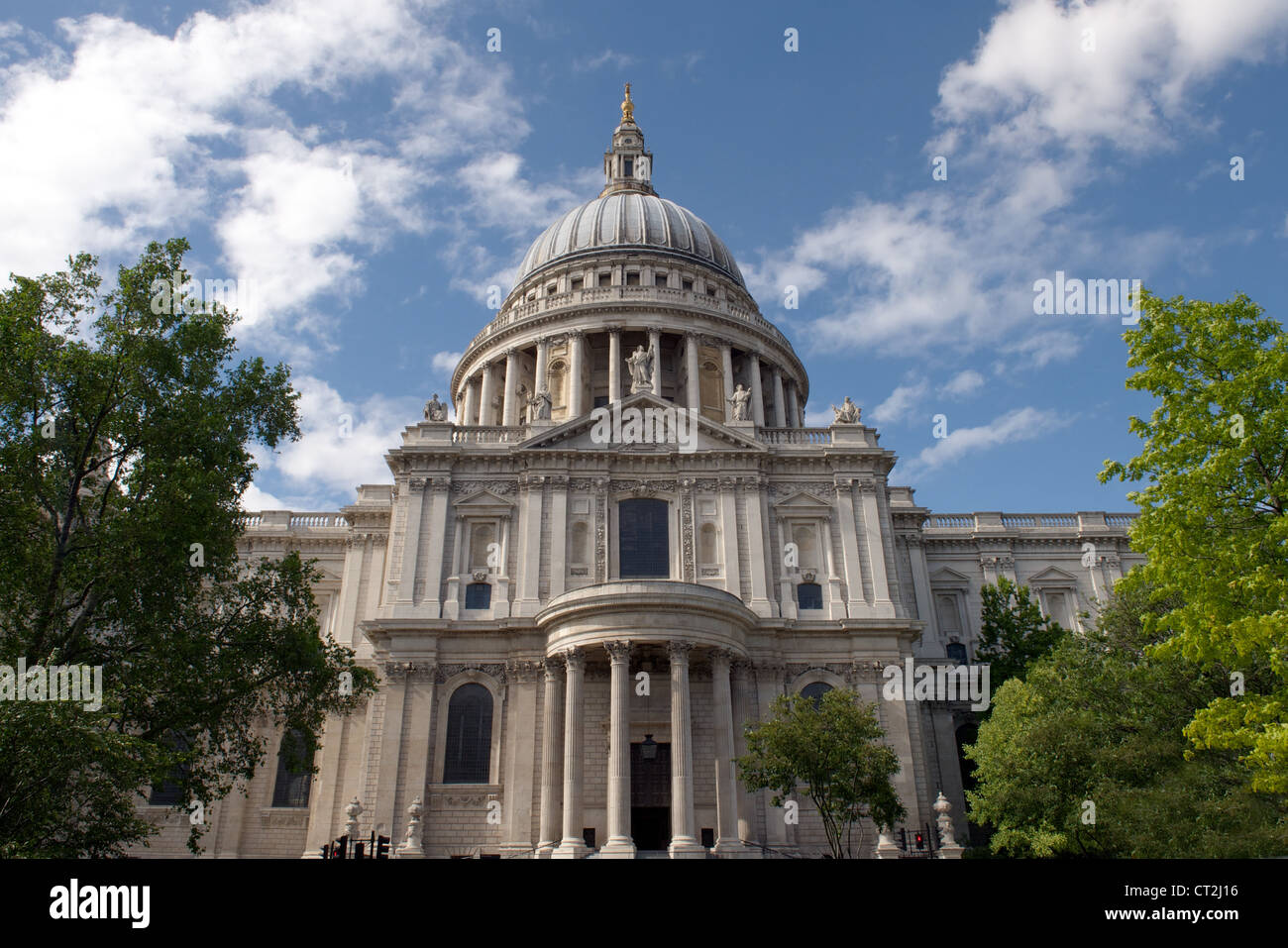 Close-up, frontal tourné de la Cathédrale St Paul, construit par Sir Christopher Wren, City of London, Londres, Royaume-Uni Banque D'Images