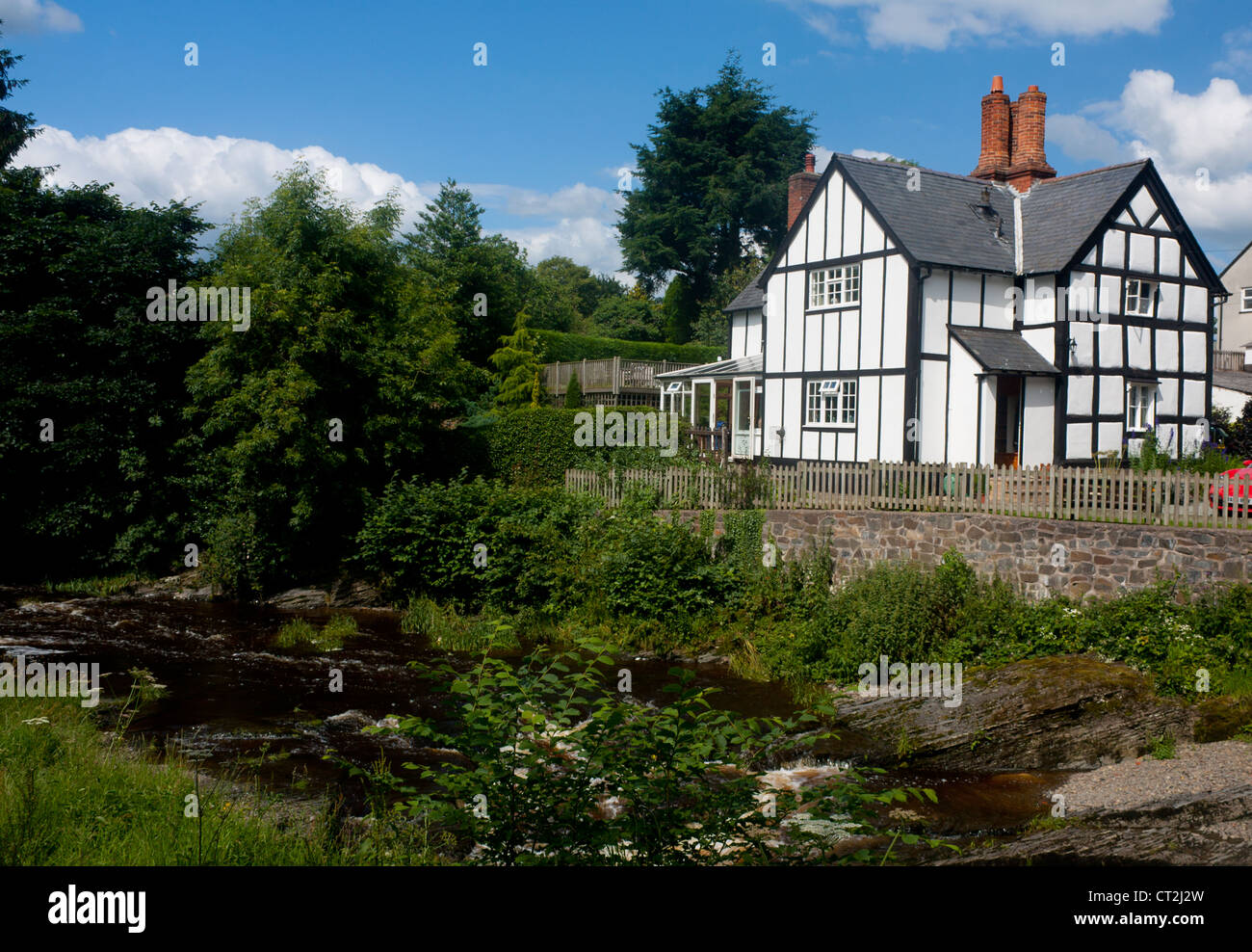 Noir et blanc traditionnelle maison en pierre typique de la frontière galloise pays zone au-dessus de River of Berriew * Plusieurs autres calvaires parsèment Powys Pays de Galles UK Banque D'Images