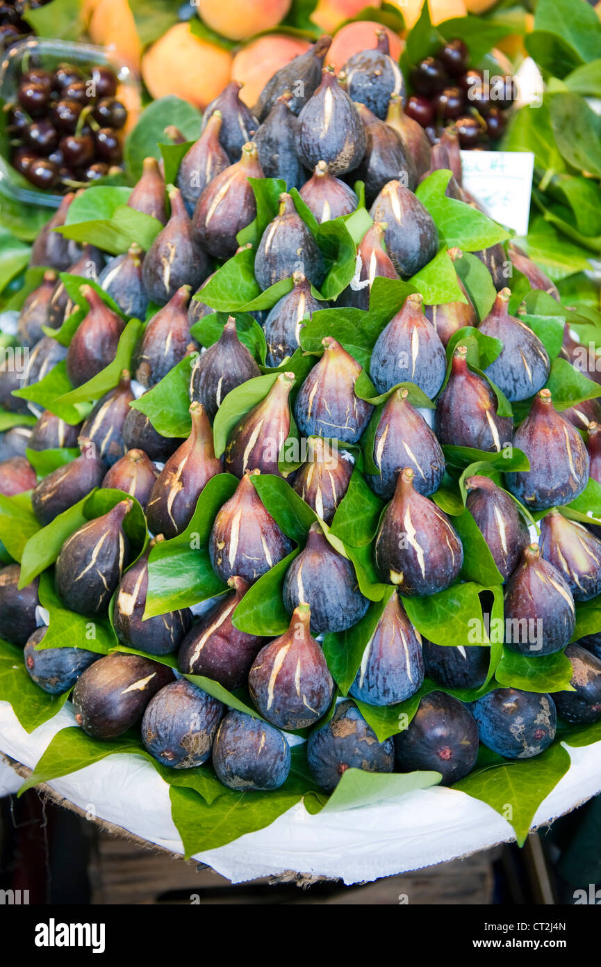 Figues mûres en vente sur un étal de légumes marché de la boqueria Barcelone Espagne Banque D'Images