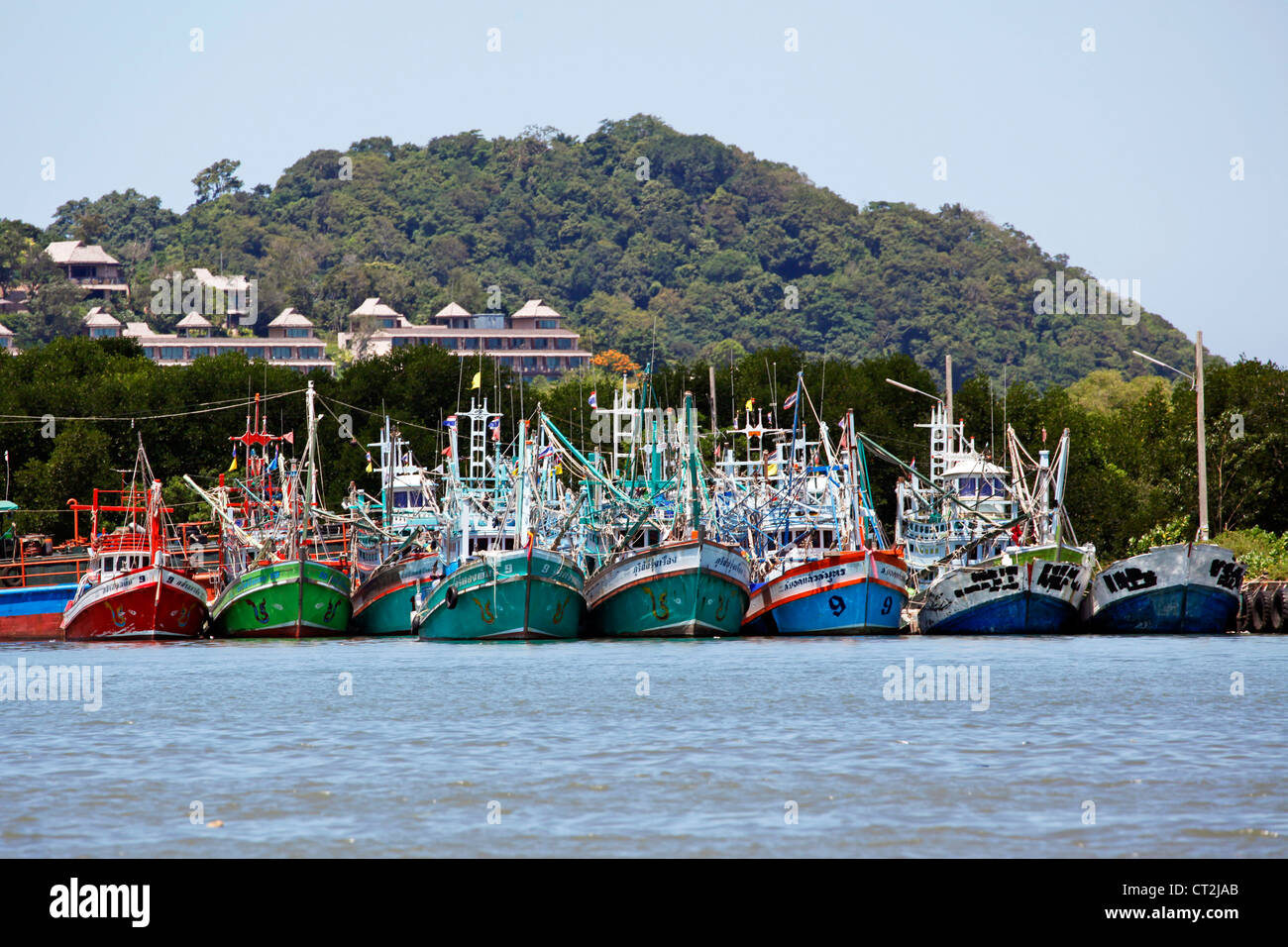 Bateau de pêche en Rassada Port, la ville de Phuket, Phuket, Thaïlande Banque D'Images