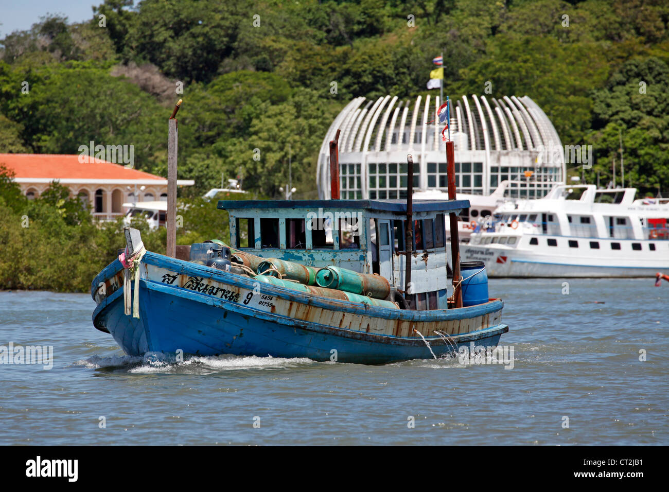 Bateau de pêche en Rassada Port, la ville de Phuket, Phuket, Thaïlande Banque D'Images