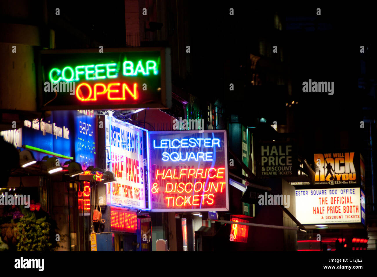 Leicester Square billet de cinéma vente stands enseignes au néon dans la nuit London England UK Banque D'Images
