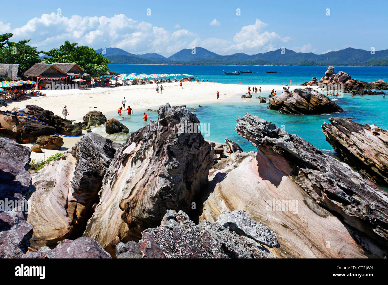 Rochers sur la plage de sable tropicale de Khai Nai, Phuket, Thailand Banque D'Images