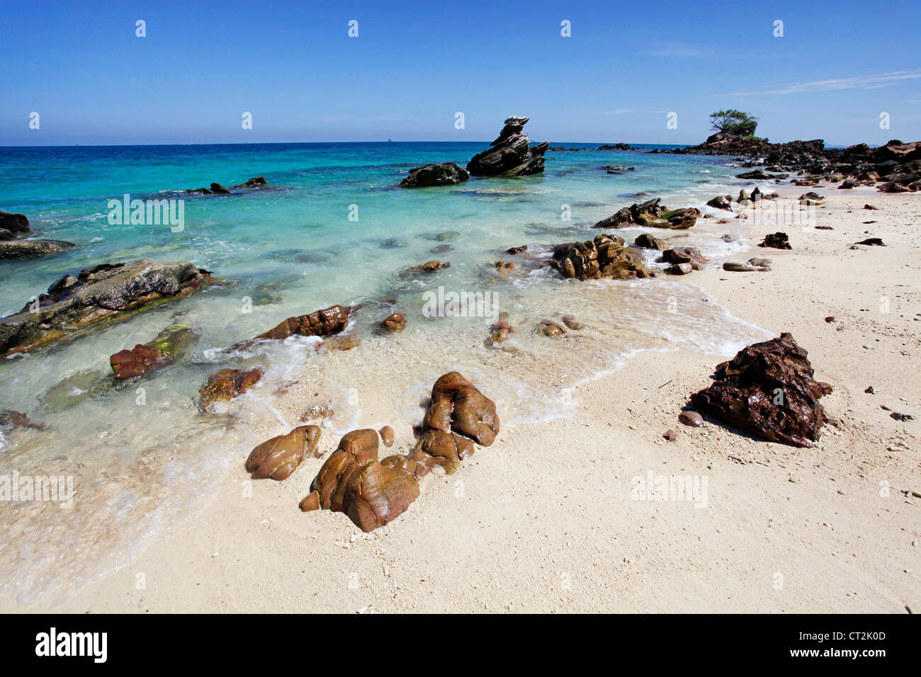 Rochers sur la plage de sable tropicale de Khai Nai, Phuket, Thailand Banque D'Images