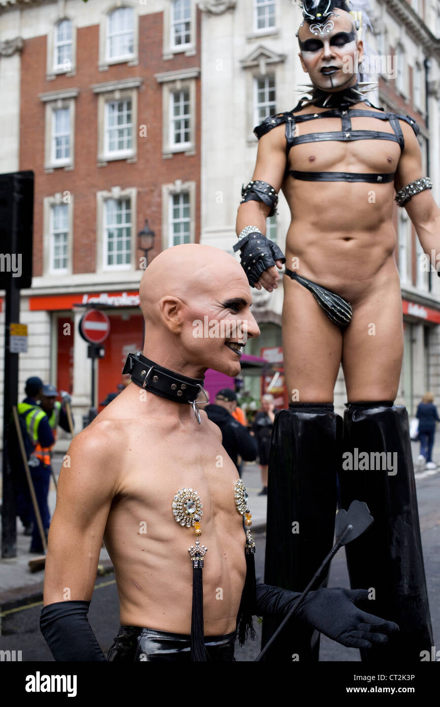 avec-mahican-semi-homme-nu-et-pilotis-au-london-world-pride-pour-celebrer-leur-sexualite-ct2k3p.jpg