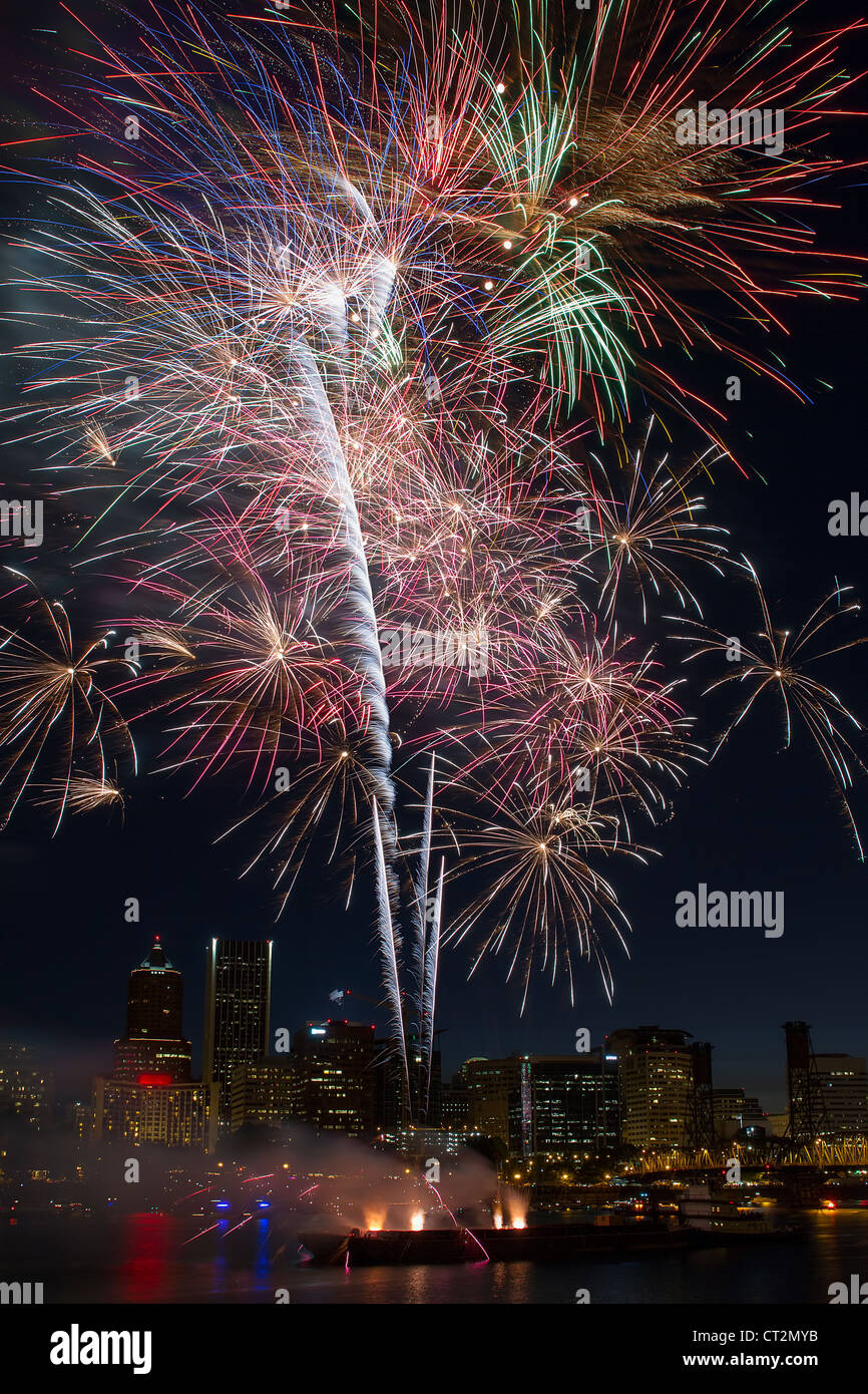 D'Artifice multicolore sur Portland Oregon Willamette River Waterfront Skyline le long de la nuit Banque D'Images