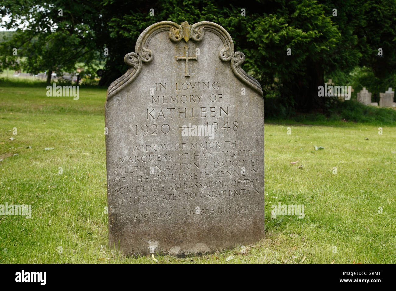 La tombe de Kathleen Kennedy (sœur de John F Kennedy) dans le cimetière à Rendeux, Derbyshire, Angleterre, Royaume-Uni Banque D'Images