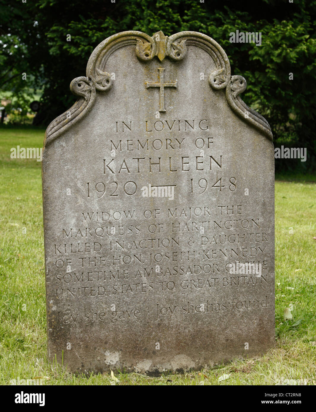 La tombe de Kathleen Kennedy (sœur de John F Kennedy) dans le cimetière à Rendeux, Derbyshire, Angleterre, Royaume-Uni Banque D'Images