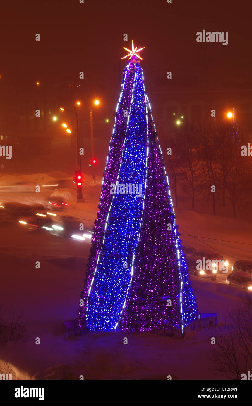 L'extérieur de l'arbre de Noël décoré avec des lumières à l'hiver dans la rue Yuzhno-Sakhalinsk, l'île de Sakhaline, en Russie extrême-orient Banque D'Images