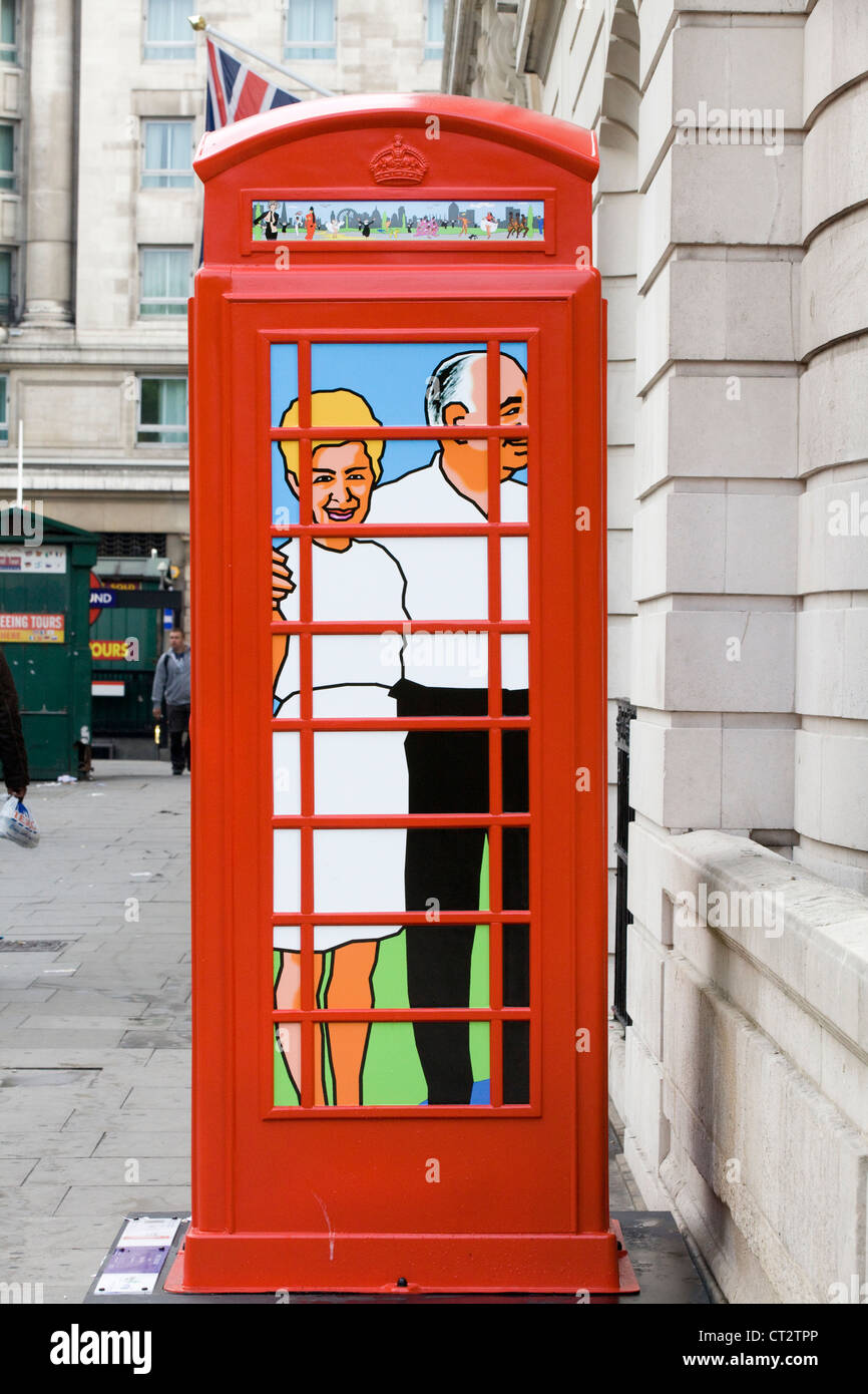 La bonne vieille boîte de téléphone BT ArtBox sur les rues de Londres pour recueillir des fonds pour le 25e anniversaire de ChildLine Connexion familiale Banque D'Images