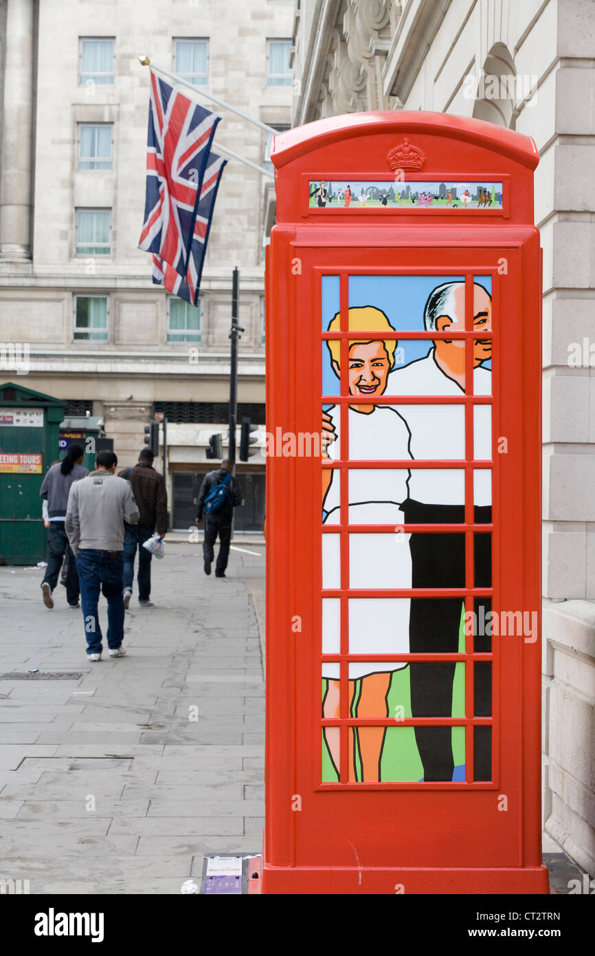 La bonne vieille boîte de téléphone BT ArtBox sur les rues de Londres pour recueillir des fonds pour le 25e anniversaire de ChildLine Connexion familiale Banque D'Images