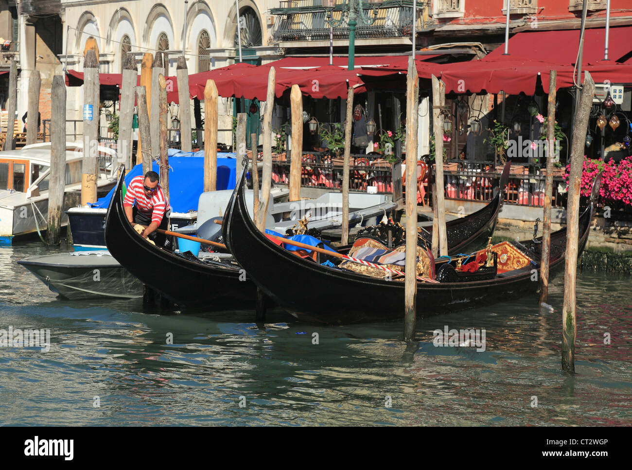 Gondolier gondoles préparer pour le trajet sur le Grand Canal. Banque D'Images
