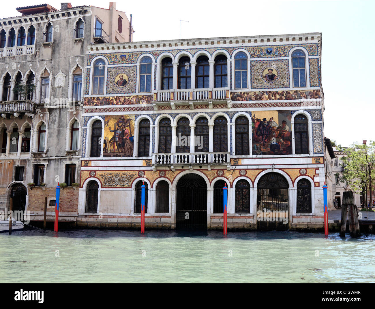 Bâtiment magnifiquement décorées sur le Grand Canal à Venise en Italie, avec des peintures et des carreaux de céramique. Banque D'Images