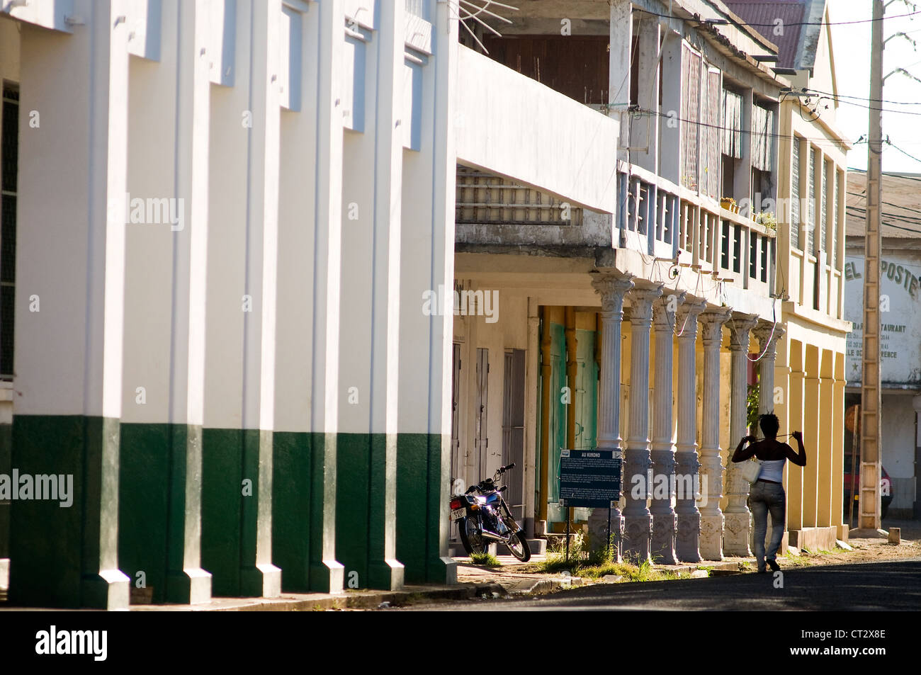 Les bâtiments coloniaux français avec colonnades, Diego Suarez Antsiranana, Madagascar / Banque D'Images