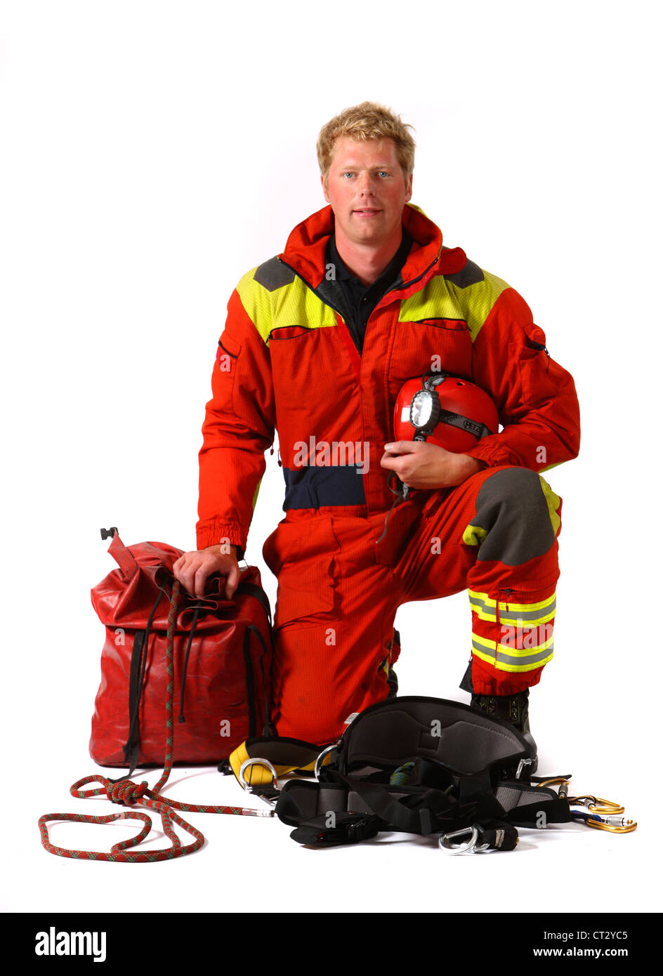 Les hommes d'incendie spécialiste pour sauver des gens de hauteurs et de trous profonds. Sauveur de la hauteur, l'incendie, les sapeurs-pompiers. Banque D'Images