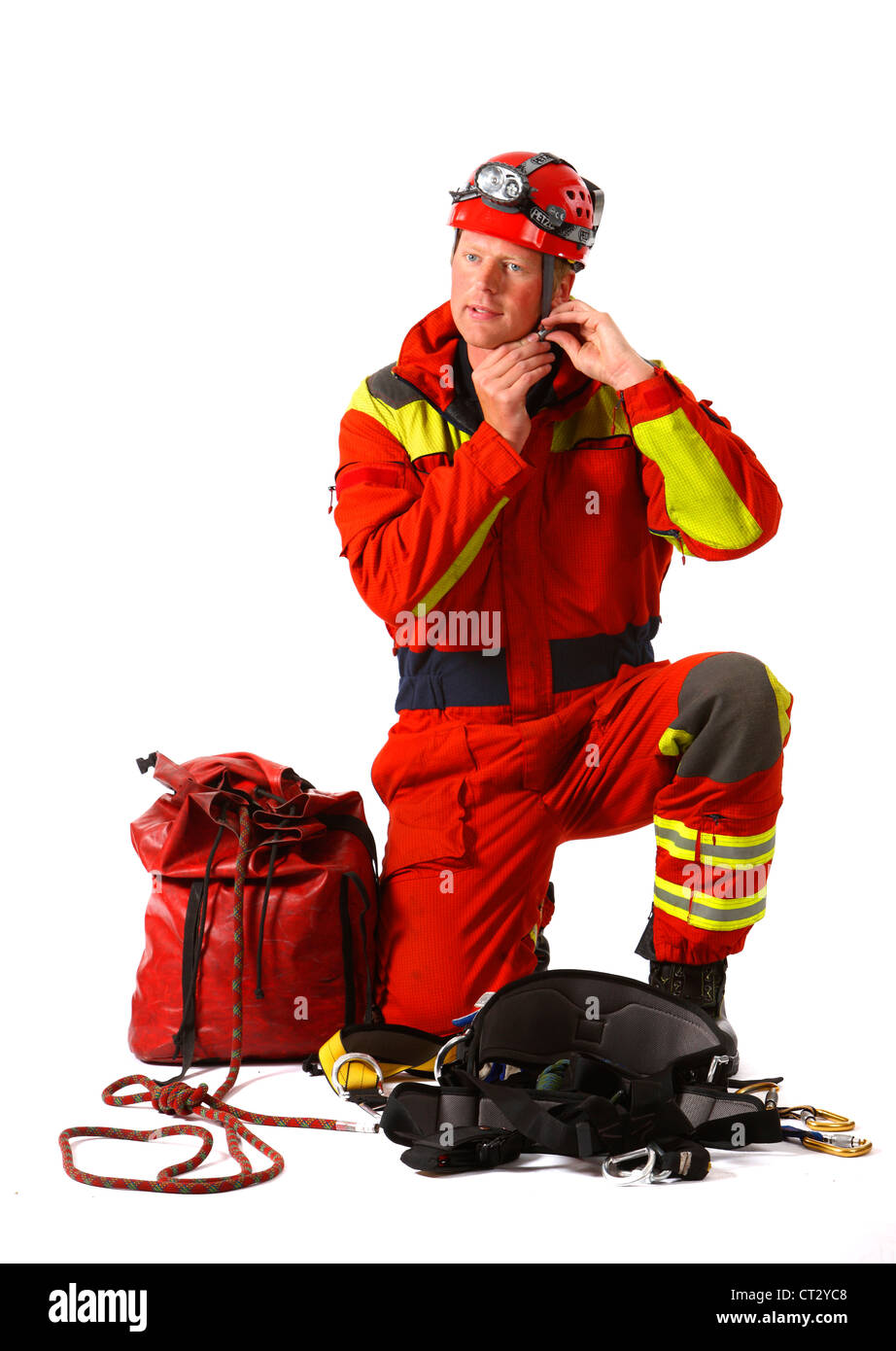 Les hommes d'incendie spécialiste pour sauver des gens de hauteurs et de trous profonds. Sauveur de la hauteur, l'incendie, les sapeurs-pompiers. Banque D'Images