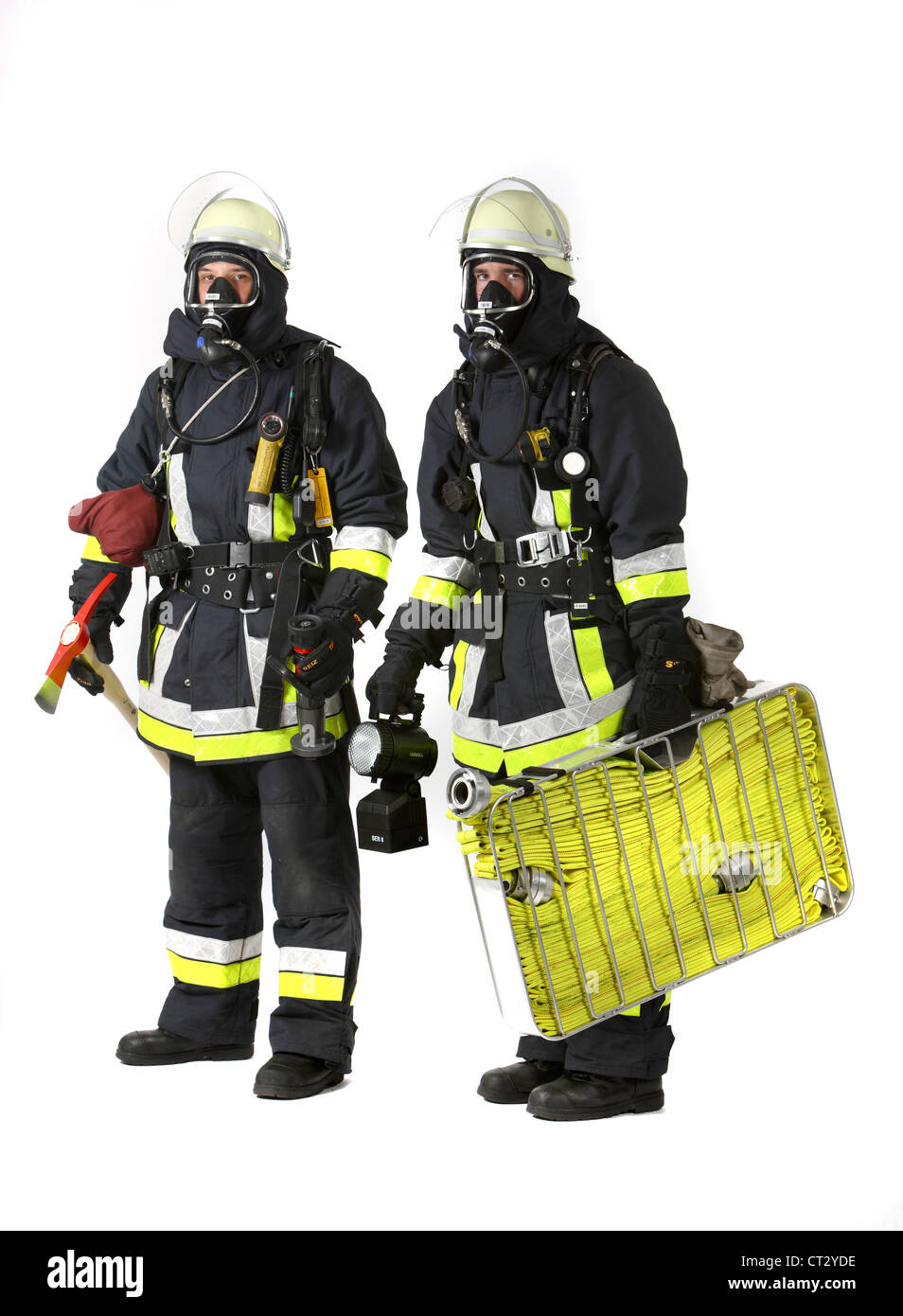 Les hommes de feu avec un appareil respiratoire autonome et un équipement de lutte contre l'incendie, le feu, les sapeurs-pompiers. Banque D'Images