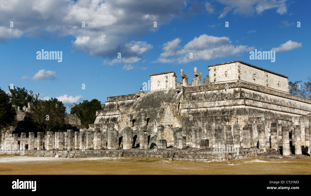 Colonnes dans l'avant-plan avant le Temple des Guerriers au site maya de Chichen Itza, Yucatan, Mexique. Banque D'Images