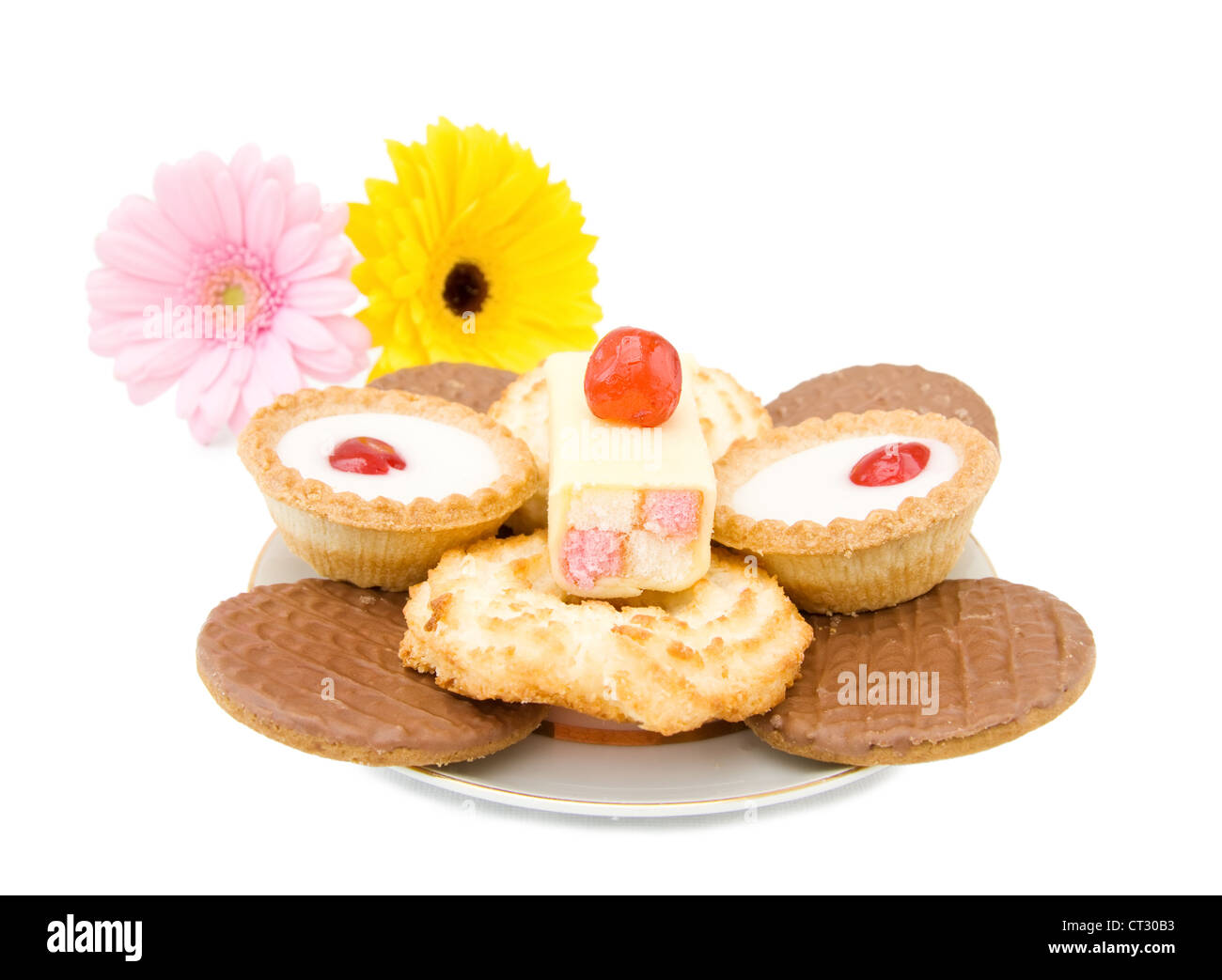 Assiette à dessert avec des biscuits au chocolat, vanille gâteaux et cherry cupcakes. Plus isolé sur fond blanc. Banque D'Images