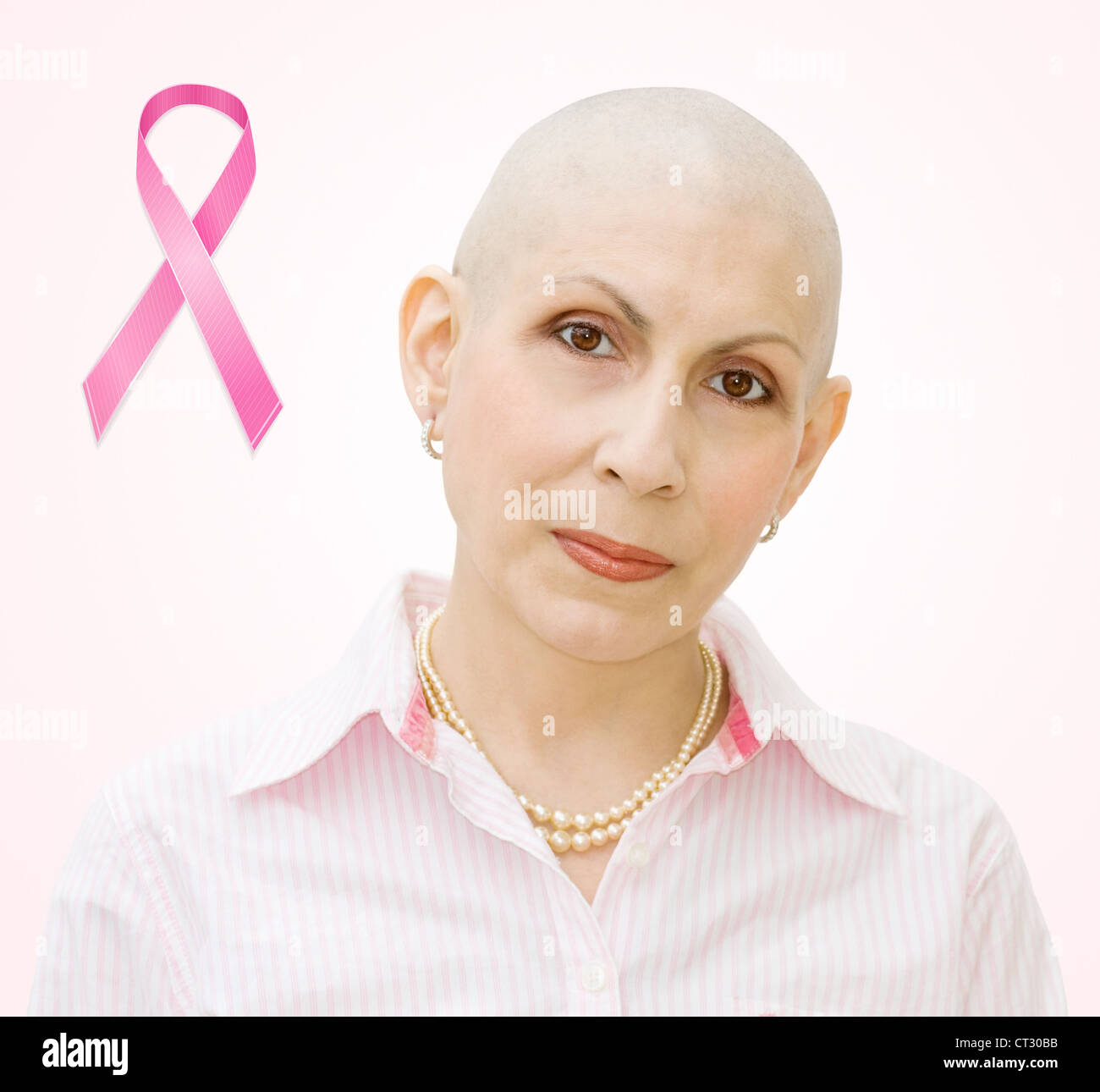 Breast cancer ribbon - portrait de patient sous chimiothérapie. Vraie femme, un diagnostic de cancer du sein et de cancer de l'ovaire. Banque D'Images