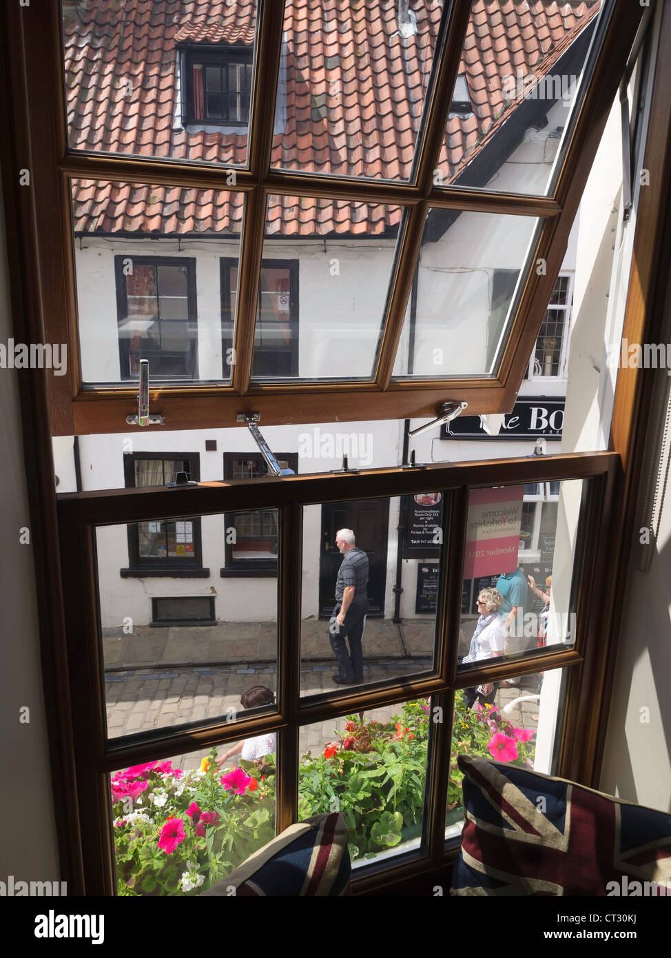 Vue depuis un salon de thé à l'étage dans Church Street Whitby donnant sur une rue étroite Banque D'Images