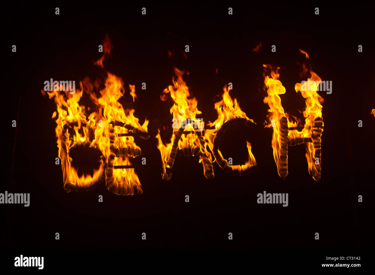 Une 'Beach' signe avec le feu flammes, photo est prise à la plage Haad Rin, Koh Phangan de Thaïlande. Banque D'Images