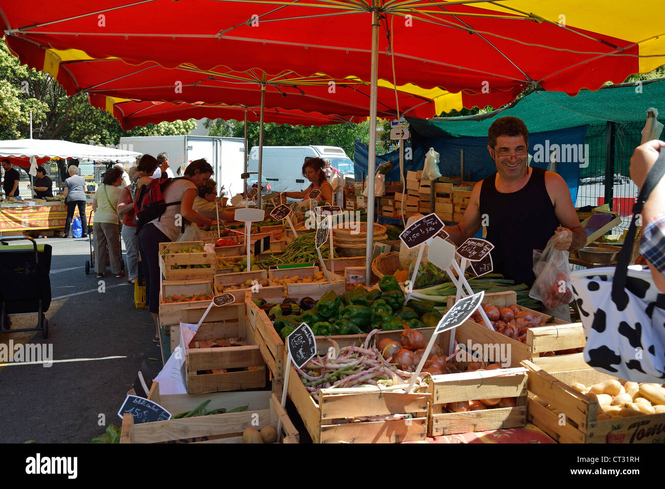 Marché alimentaire extérieur (cité marchande) à Cagnes-sur-Mer, Côte d'Azur, Alpes-Maritimes, Provence-Alpes-Côte d'Azur, France Banque D'Images