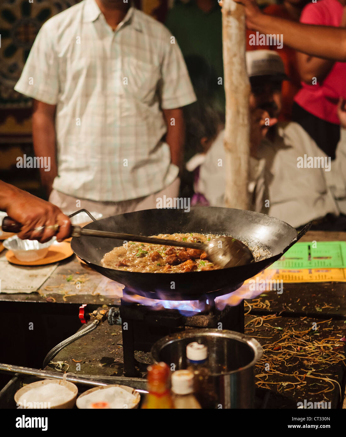 La cuisson des aliments dans les zones rurales, juste Sejpur, Gujarat, Inde Banque D'Images